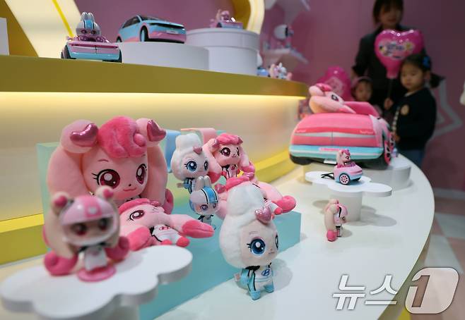 어린이날인 5일 경기 고양시 일산서구 현대 모터스튜디오 고양에서 인기 애니메이션 '캐치! 티니핑'과 협업해 열린 '유스 어드벤처' 전시회에서 어린이가 장난감을 살펴보고 있다. 2025.5.5/뉴스1 ⓒ News1 황기선 기자