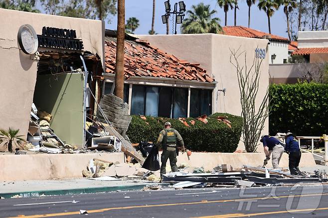 18일(현지시간) 미국 캘리포니아주 팜스프링스 지역의 한 난임 클리닉센터에서 폭발 사건이 발생해 연방수사국(FBI)과 법 집행 기관 요원들이 증거를 수집하고 있다. 2025.05.18 ⓒ 로이터=뉴스1 ⓒ News1 정지윤 기자