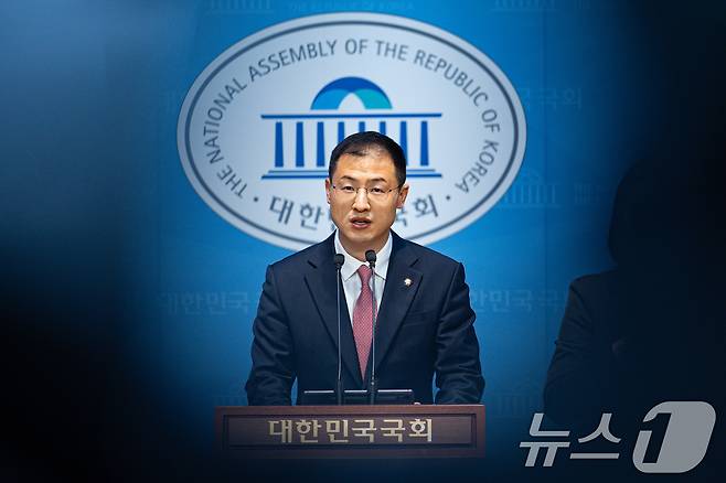 김상욱 무소속 의원이 15일 오전 서울 여의도 국회 소통관에서 기자회견을 열고 이재명 더불어민주당 대통령 후보를 공개 지지한다고 밝히고 있다. 2025.5.15/뉴스1 ⓒ News1 이재명 기자