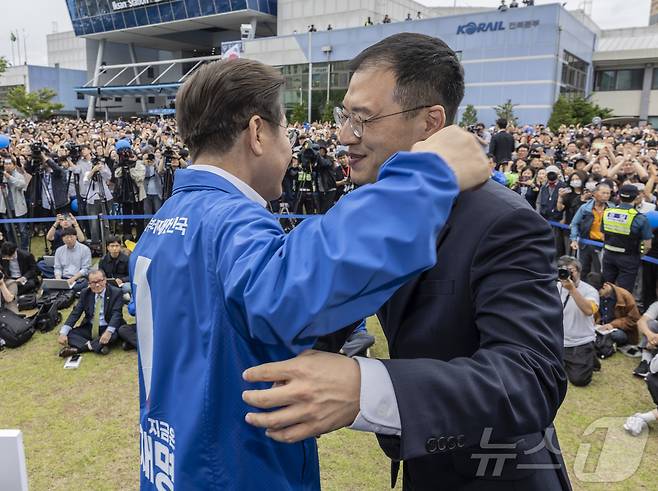 이재명 더불어민주당 대통령 후보가 16일 오전 전북 익산시 익산역 동부광장에서 무소속 김상욱 의원을 만나고 있다. (공동취재) 2025.5.16/뉴스1 ⓒ News1 이재명 기자