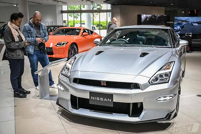 고객들이 9일 일본 요코하마 닛산전시장에서 신차를 둘러보고 있다. 2024.05.09 ⓒ AFP=뉴스1 ⓒ News1 권진영기자