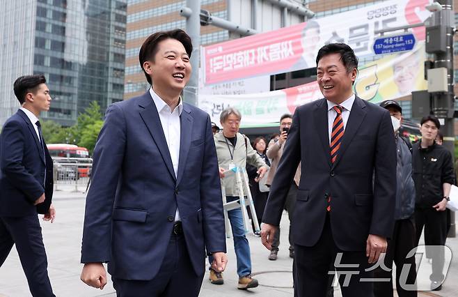 이준석 개혁신당 대통령 후보가 19일 오전 서울 종로구 광화문광장 이순신 동상 앞에서 기자회견을 마친 후 김철근 사무총장과 웃음짓고 있다. 2025.5.19/뉴스1 ⓒ News1 김성진 기자