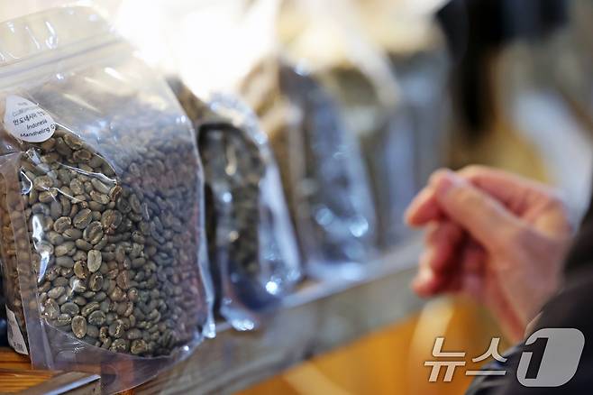 서울 시내 한 커피 전문점에서 고객들이 커피 원두를 고르고 있다. 2024.12.3/뉴스1 ⓒ News1