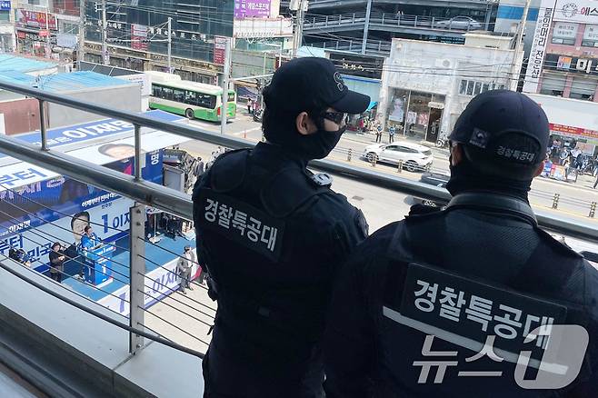 이재명 더불어민주당 대통령 후보가 경북 구미역 광장에서 집중 유세를 하는 가운데 13일 경찰특공대원들이 경호·경비 활동을 하고 있다. (공동취재) 2025.5.13/뉴스1 ⓒ News1 안은나 기자