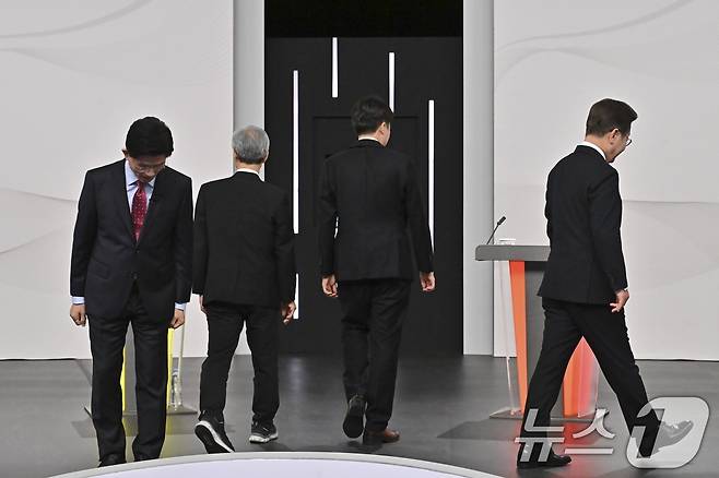 국민의힘 김문수(왼쪽부터), 민주노동당 권영국, 개혁신당 이준석, 더불어민주당 이재명 대통령 후보가 18일 서울 마포구 SBS프리즘타워에서 중앙선거방송토론위원회 주관 제21대 대통령선거 후보자 토론회 기념 촬영을 마친 후 자리로 향하고 있다. 2025.5.18/뉴스1 ⓒ News1 국회사진취재단