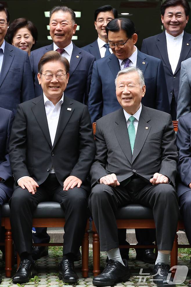 이재명 더불어민주당 대통령 후보가 19일 서울 용산구 대한노인회관에서 이중근 회장을 비롯한 회장단과 기념촬영 하고 있다. (공동취재) 2025.5.19/뉴스1 ⓒ News1 안은나 기자