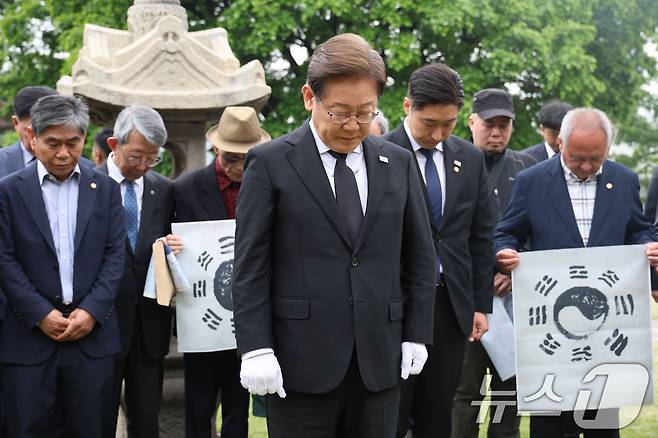 이재명 더불어민주당 대통령 후보가 19일 서울 용산구 백범김구 묘역을 찾아 묵념하고 있다. (공동취재) 2025.5.19/뉴스1 ⓒ News1 안은나 기자