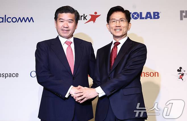 김문수 국민의힘 대통령 후보가 19일 서울 종로구 포시즌스호텔에서 열린 주한미국상공회의소(암참) 간담회에서 제임스 김 암참 회장과 기념촬영을 하고 있다. 2025.5.19/뉴스1 ⓒ News1 김민지 기자