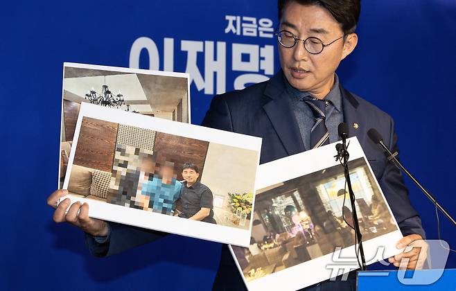 노종면 더불어민주당 선거대책위 대변인이 19일 오후 서울 여의도 더불어민주당사에서 기자회견을 열고 지귀연 서울중앙지법 부장판사 룸살롱 출입 증거 사진을 공개하고 있다. 2025.5.19/뉴스1 ⓒ News1 이재명 기자