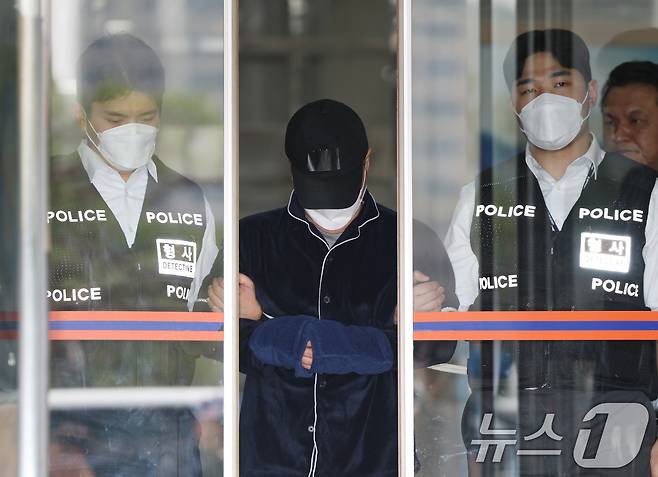 17일 오후 경기 용인시 처인구 용인동부경찰서에서 살인 및 존속살인 혐의를 받는 A 씨가 구속 전 피의자 심문(영장실질심사)를 받기 위해 나오고 있다. 2025.4.17/뉴스1 ⓒ News1 김영운 기자