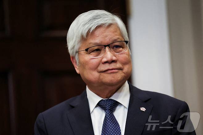 C.C. 웨이 대만 TSMC CEO가 3일(현지시간) 워싱턴 백악관에서 도널드 트럼프 미국 대통령이 참석한 자리서 “2020년 애리조나에 120억달러를 투자해 반도체 공장을 건설하겠다”고 발표하고 있다. 2025.03.04 ⓒ 로이터=뉴스1 ⓒ News1 우동명 기자