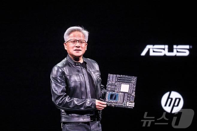 젠슨 황 엔비디아 최고경영자(CEO)가 19일 대만 타이베이 뮤직 센터에서 열린 '컴퓨텍스 2025'에서 기조 연설을 하며 개인용 인공지능(AI) 슈퍼컴퓨터 DGX 스테이션를 소개하고 있다. ⓒ AFP=뉴스1 ⓒ News1 정지윤 기자