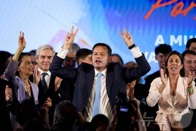 루이스 몬테네그루 포르투갈 총리가 19일(현지 시간) 리스본에서 조기 총선 승리를 기뻐하고 있다. 전날 치러진 포르투갈 총선에서 몬테네그루 총리가 이끄는 중도우파 민주동맹 그룹이 최다 의석을 차지했다. 2025.05.19 ⓒ AFP=뉴스1 ⓒ News1 최종일 선임기자