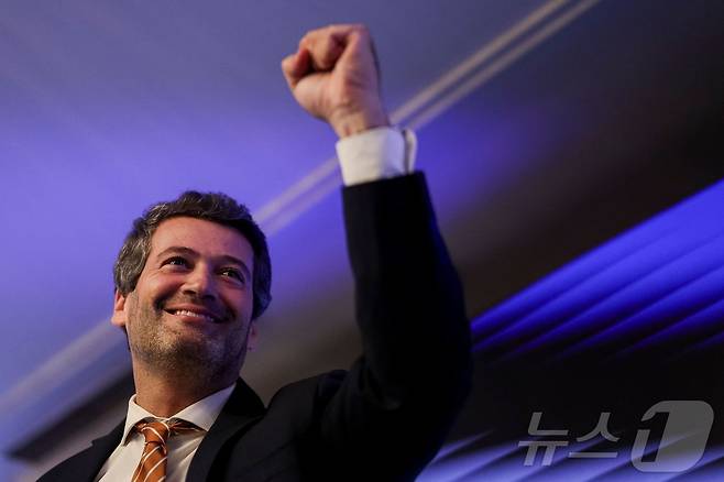 프르투갈 극우 포퓰리즘 정당 셰가(Chega)의 앙드레 벤투라 대표가 19일(현지시간) 리스본에서 총선 결과에 기뻐하고 있다. 2025.05.19 ⓒ AFP=뉴스1 ⓒ News1 최종일 선임기자