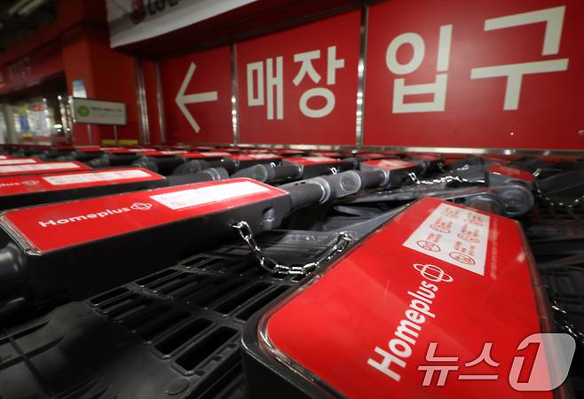 금융당국이 홈플러스 사태와 관련해 홈플러스 경영진과 대주주 MBK파트너스를 사기적 부정거래 혐의로 검찰에 이첩한 가운데 22일 서울 시내 한 홈플러스 매장이 오픈 준비에 한창이다. 2025.4.22/뉴스1 ⓒ News1 이동해 기자