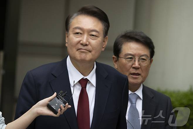 윤석열 전 대통령이 19일 정오 서울 서초구 중앙지방법원에서 열린 내란 우두머리 혐의, 직권남용 권리행사방해 혐의 사건 4차 공판의 오전 재판 종료 후 점심 식사를 위해 나서며 취재진의 질문을 받고 있다. 2025.5.19/뉴스1 ⓒ News1 사진공동취재단