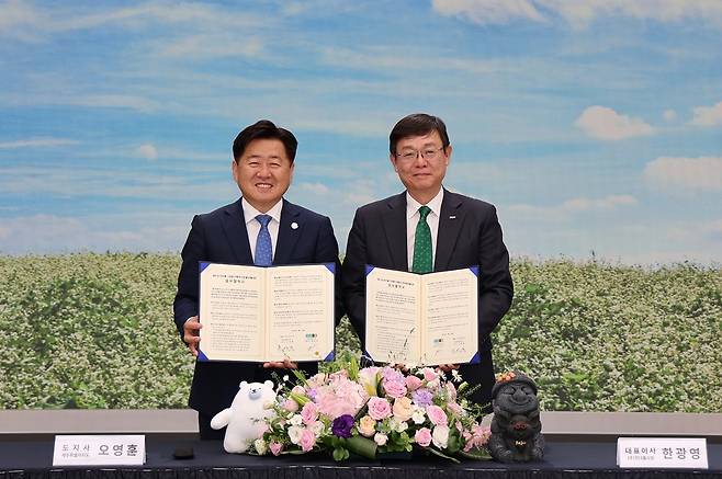 19일 서울 강동구 현대홈쇼핑 본사에서 열린 '제주 농수축산물·가공품 판매 및 관광 활성화' 업무협약(MOU)에 참석한 한광영 현대홈쇼핑 대표이사(오른쪽)와 오영훈 제주도지사와 기념사진을 촬영하고 있다(현대홈쇼핑 제공).