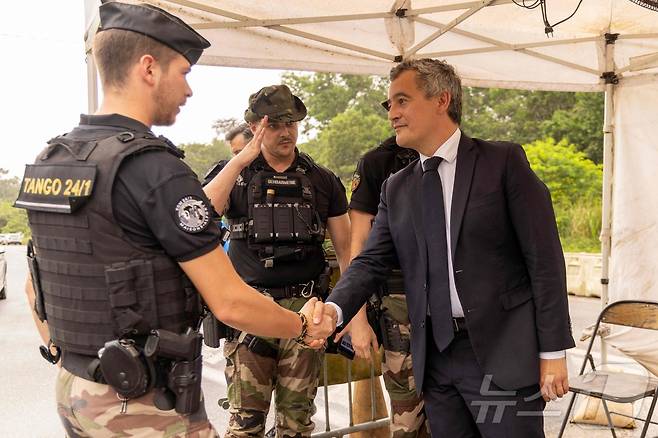 제랄드 다르마냉 프랑스 법무장관이 18일(현지시간) 프랑스령 기아나 생로랑 뒤 마로니에 위치한 한 검문소를 찾아 프랑스 군인과 인사하고 있다. 프랑스 정부는 이 지역에 중범죄자 수용을 위한 특급 보안 교도소를 건립할 예정이다. 2025.05.18. ⓒ AFP=뉴스1 ⓒ News1 이지예 객원기자