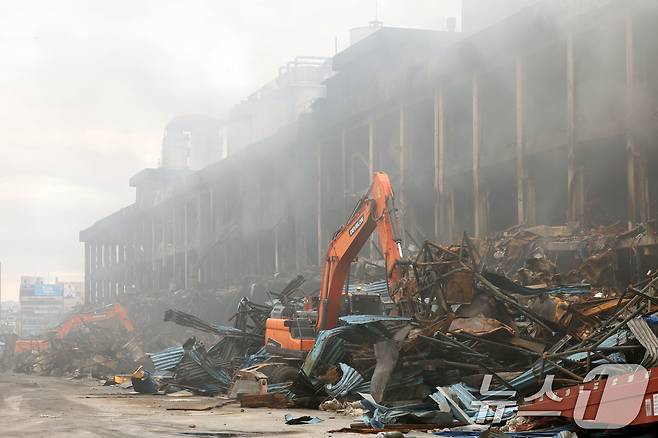 금호타이어 광주공장 화재 사흘째인 19일 오전 광주 광산구 소촌동 금호타이어 광주공장 현장에서 당국이 중장비를 동원해 진화 작업을 하고 있다. 2025.5.19/뉴스1 ⓒ News1 이승현 기자