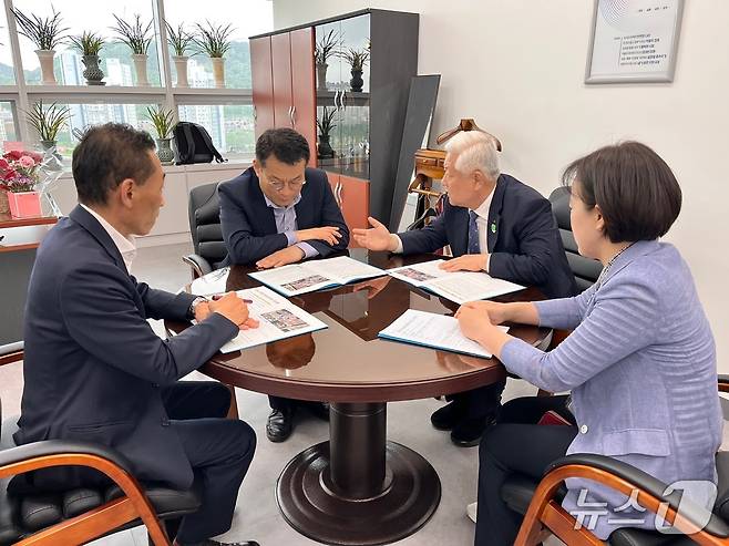 19일 황인홍 무주군수가 국가예산 확보를 위해 한순기 행안부 지방재정경제실장을 만나 면담을 하고 있다.(무주군 제공. 재판매 및 DB금지)