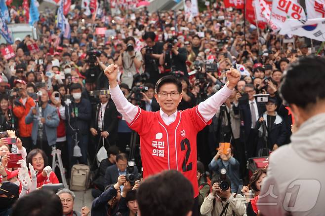 김문수 국민의힘 대통령 후보가 19일 서울 중구 서울역 광장에서 유세를 하고 있다. (공동취재) 2025.5.19/뉴스1 ⓒ News1 김민지 기자