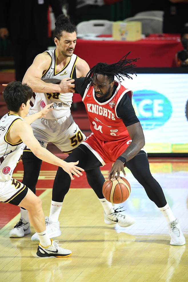 서울 SK 자밀 워니가 17일 잠실학생체육관에서 열린 2024~2025 KCC 프로농구 챔피언결정전 7차전 LG와 경기에서 아셈 마레이의 수비를 뚫고 공격을 시도하고 있다. 사진 | KBL