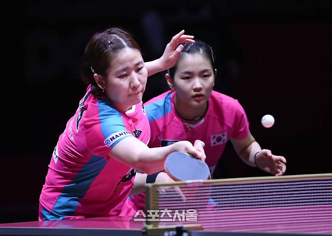 김나영(오른쪽), 이은혜가 17일(현지시간) 카타르 도하 루사일 스포츠 아레나에서 열린 2025 국제탁구연맹(ITTF) 세계선수권대회 여자복식 64강에서 스웨덴 린다 베리스트롬(LINDA BERGSTROM), 크리스티나 켈베리(CHISTINA KALLBERG)조와 경기를 펼치고 있다. 도하(카타르) | 최승섭기자 thunder@sportsseoul.com