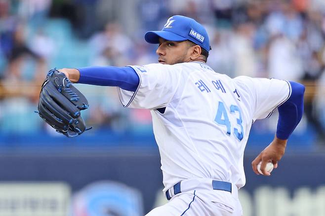 삼성 레예스가 10일 대구삼성라이온즈파크에서 열린 2025 KBO리그 정규시즌 LG와 더블헤더 2차전에 등판해 공을 던지고 있다. 사진 | 삼성 라이온즈