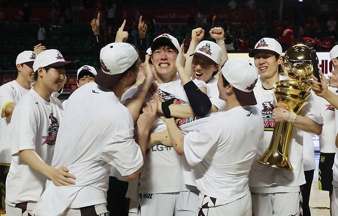 LG는 창단 28년 만에 챔프전 우승을 거머쥐었다. 사진 | 연합뉴스