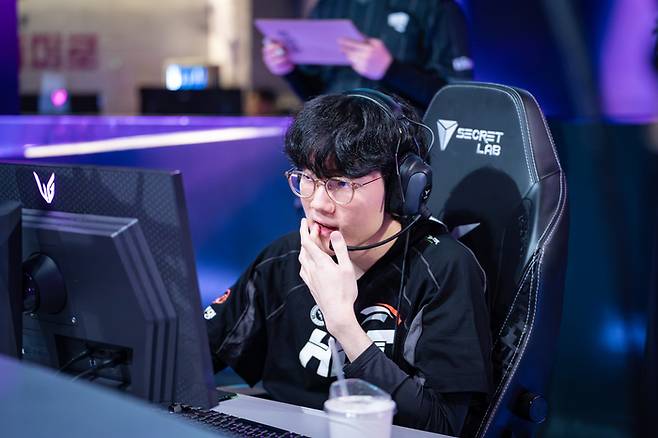 한화생명 ‘바이퍼’ 박도현이 9일 서울 종로구 롤 파크에서 열린 2025 LCK 정규시즌 OK저축은행전을 준비 중이다. 사진 | 라이엇 게임즈