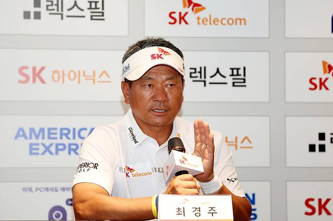 최경주가 디펜딩챔피언으로 출전하는 KPGA SK텔레콤 오픈 2025를 하루 앞둔 13일 핀크스GC 미디어센터에서 열린 공식 기자회견에 참석해 출사표를 던지고 있다. 사진 | KPGA
