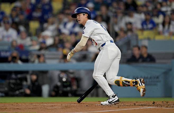 김혜성이 지난 17일(한국시각) LA 에인절스전에서 3회말 좌전안타를 치고 나가고 있다. Imagn Images연합뉴스