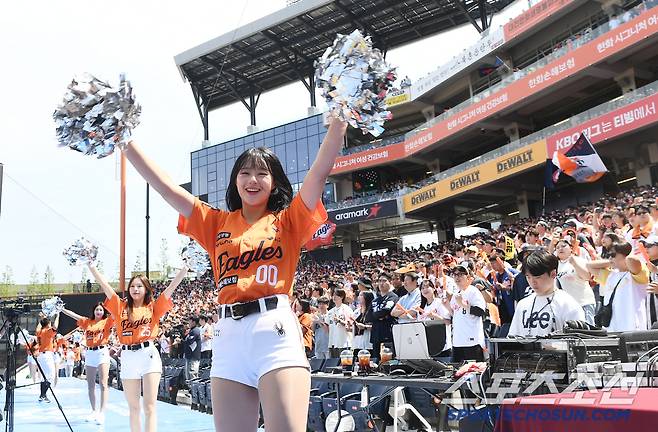 18일 대전 한화생명볼파크에서 열린 SSG-한화전. 한화 이글스가 KBO 최초 홈 18경기 연속 매진 신기록을 세웠다. 팬들이 뜨거운 응원전을 펼치고 있다. 대전=정재근 기자 cjg@sportschosun.com/2025..5.18/