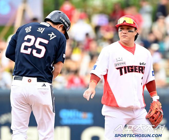 찌릿함을 느낀 양의직 오른팔을 황급히 굽혔다