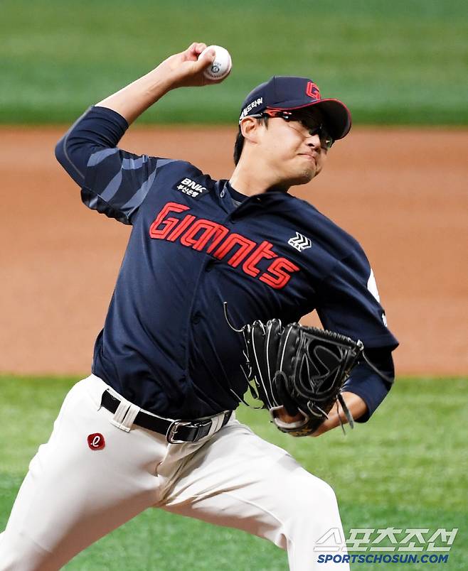 30일 서울 고척스카이돔에서 열린 키움 히어로즈와 롯데 자이언츠의 경기. 롯데 박세웅이 역투하고 있다. 고척=박재만 기자 pjm@sportschosun.com/2025.04.30/