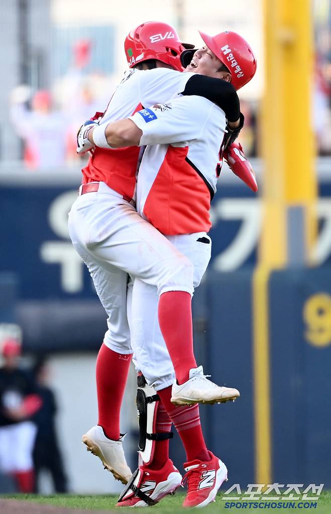 18일 광주KIA챔피언스필드에서 열린 두산과 KIA의 경기, 연장 10회말 1사 1,2루 KIA 한준수가 끝내기 2루타를 치고 김규성과 기쁨을 나누고 있다.광주=허상욱 기자wook@sportschosun.com/2025.05.18/