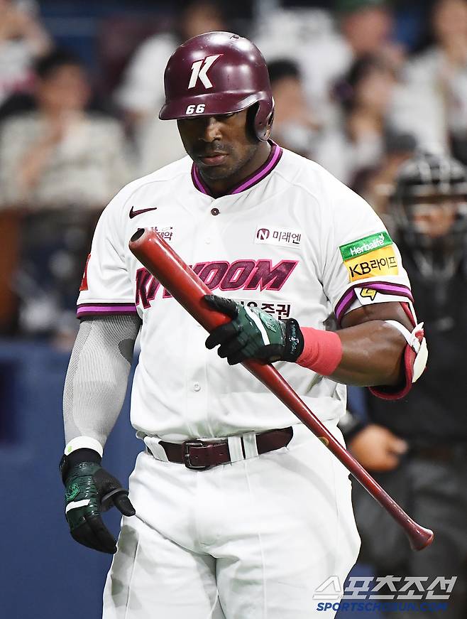 22일 서울 고척스카이돔에서 열린 두산-키움전. 2회말 무사 푸이그가 삼진을 당해 물러나고 있다. 고척=정재근 기자 cjg@sportschosun.com/2025.4.22/