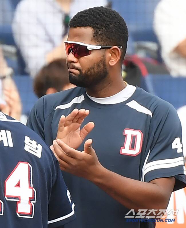 24일 창원 NC파크에서 열린 두산-NC전. 전날 오른손에 타구를 맞은 알칸타라가 멀쩡한 모습으로 손뼉을 치고 있다. 창원=정재근 기자 cjg@sportschosun.com/2023.9.24/