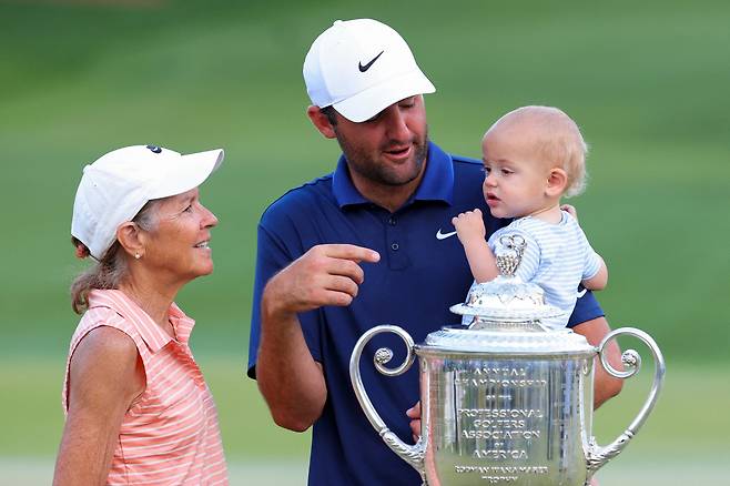 CHARLOTTE, NORTH CAROLINA - MAY 18: Scottie Scheffler of the United States celebrates with the Wanamaker Trophy, son, Bennett Scheffler and mom, Diane Scheffler after winning the 2025 PGA Championship at Quail Hollow Country Club on May 18, 2025 in Charlotte, North Carolina.   Kevin C. Cox/Getty Images/AFP (Photo by Kevin C. Cox / GETTY IMAGES NORTH AMERICA / Getty Images via AFP)







<저작권자(c) 연합뉴스, 무단 전재-재배포, AI 학습 및 활용 금지>