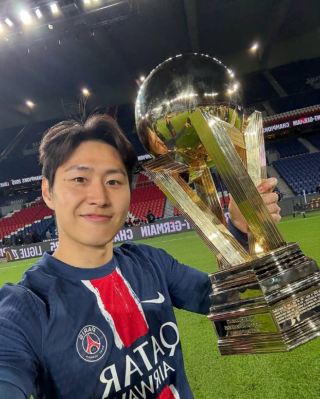 [스포츠조선 강우진 기자]이강인이 마지막 경기에 뛰지 못한 채 프랑스 리그1에서 우승했다. 출전 시간이 급감하면서 다음 시즌 이강인의 목적지에 관한 관심도 커지고 있다. 우승청부사로 알려진 이강인과 우승청부사 감독의 만남도 관심을 끈다.

파리 생제르망(PSG)은 18일(한국시각) 프랑스 파리의 파르크 데 프랭스에서 열린 오세르와의 2024~2025시즌 리그1 최종전에서 3대1로 승리했다. 조기 우승을 확정 지은 PSG는 26승6무2패로 무난하게 트로피를 들었다. 사진=SNS