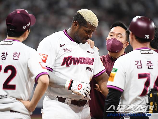 23일 서울 고척스카이돔에서 열린 두산-키움전. 2회말 1사 1루 임지열 타석. 1루주자 푸이그가 견제구 때 귀루하다 어깨를 다쳤다. 트레이너가 상태를 살펴보고 있다. 고척=정재근 기자 cjg@sportschosun.com/2025.4.23/