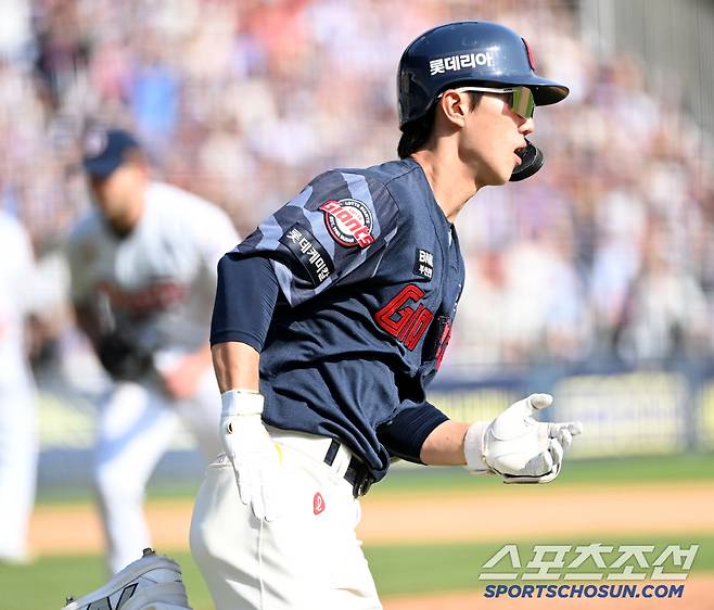 26일 잠실야구장에서 열린 롯데와 두산의 경기, 7회초 2사 2루 롯데 전민재가 1타점 적시타를 치고 질주하고 있다. 잠실=허상욱 기자wook@sportschosun.com/2025.04.26/