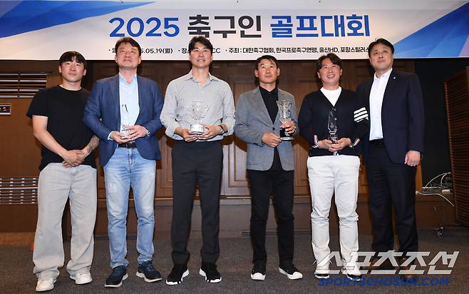 대한축구협회, 한국프로축구연맹, 울산 HD, 포항스틸러스가 주최하고 스포츠조선, 스포츠경향, 스포츠동아, 스포츠서울, 스포츠월드, 일간스포츠 등 스포츠전문 미디어 6개사가 후원하는 '2025년 축구인 골프대회'가 19일 경기도 용인 코리아CC에서 개최됐다. 고요한 오산고 코치(롱기스트), 강명원 천안시티 단장(3위), 김도훈 전 라이언시티 감독(메달리스트), 조성환 부산 아이파크 감독(우승), 김기동 FC서울 감독(준우승), 전성우 울산 부단장(니어리스트)이 기념촬영을 하고 있다. 용인=박재만 기자pjm@sportschosun.com/2025.05.19/