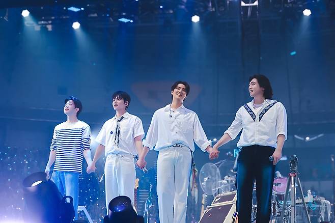 밴드 데이식스(DAY6)가 KSPO돔 공연 사상 1회 최다 관객수를 기록하며 세 번째 월드투어 '포에버 영' 피날레 인 서울' 공연을 성황리에 개최했다.ⓒJYP엔터테인먼트