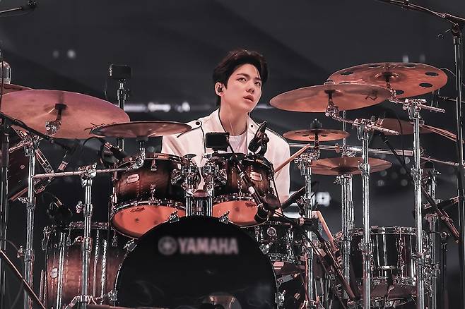밴드 데이식스(DAY6)가 KSPO돔 공연 사상 1회 최다 관객수를 기록하며 세 번째 월드투어 '포에버 영' 피날레 인 서울' 공연을 성황리에 개최했다. 데이식스 도운 ⓒJYP엔터테인먼트