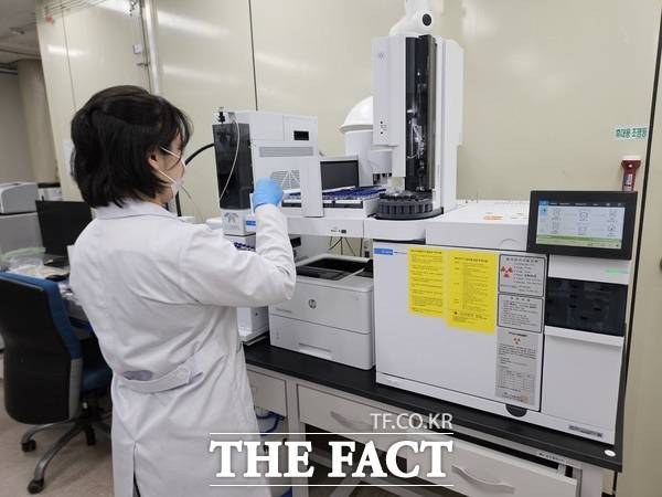 대전보건환경연구원 관계자가 토양 시료를 분석하고 있다. /대전시