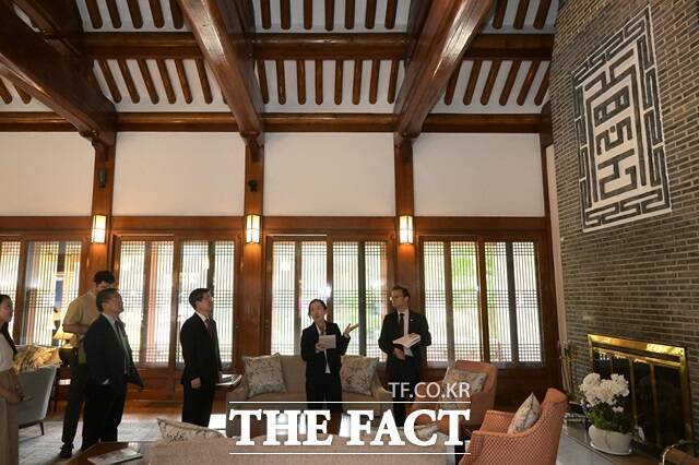 서울 중구(구청장 김길성)는 '정동야행' 축제 11주년을 맞아 주한 미국대사관저인 '하비브 하우스'의 내부를 온라인 콘텐츠로 선보인다. 사진은 미 대사관저를 둘러보는 김길성 구청장./중구