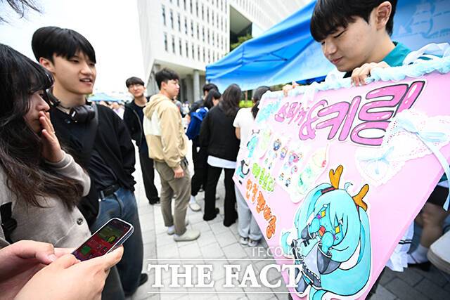 직접 만든 키링 보여주는 학생들