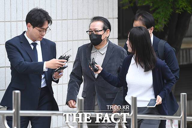 19일 법조계에 따르면 서울남부지검 가상자산법죄합수부(부장검사 박건욱)는 지난 17일 무속인 건진법사 전성배(65) 씨를 청탁금지법 위반 등 혐의 피의자 신분으로 불러 조사했다. 지난 3일에 이어 두 번째 출석 조사다. /장윤석 기자