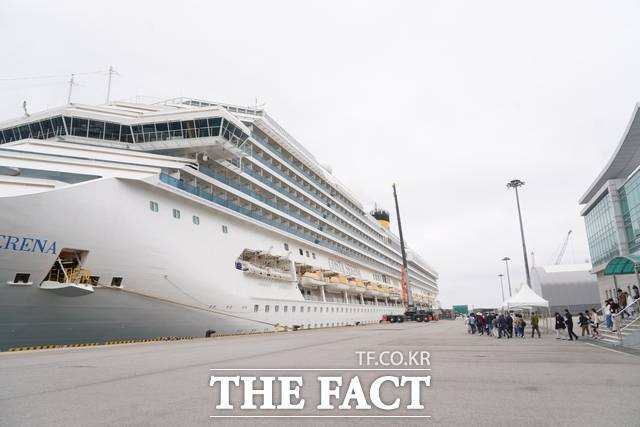 충청권 최초 국제크루즈선인 '코스타세레나호'가 지난해에 이어 올해도 티켓 완판을 기록하며 서해 바닷길을 활짝 열었다. /충남도